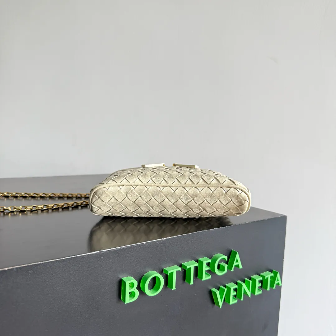 Batch 1480 BOTTEGA VENETA2025 new women's small Soft Vanity cosmetic bag, using the classic Intrecciato weaving technique, inheriting the classics, the ring buckle design 😎 The light metal chain gives you a high-end sense of matching, the chain is removable, and it can be used as a handbag ~ An elegant small bag that is perfect for participating in events. The overall body of the bag is as soft as marshmallow and can be easily kneaded, showing the strong toughness and high-end feel of the leather. The touch of sheepskin is so amazing. It is so healing when pinched! I have absolutely no resistance to small bags! ! ! Style No.: 843800 Color: Sea Salt Size: 19*14*3cm